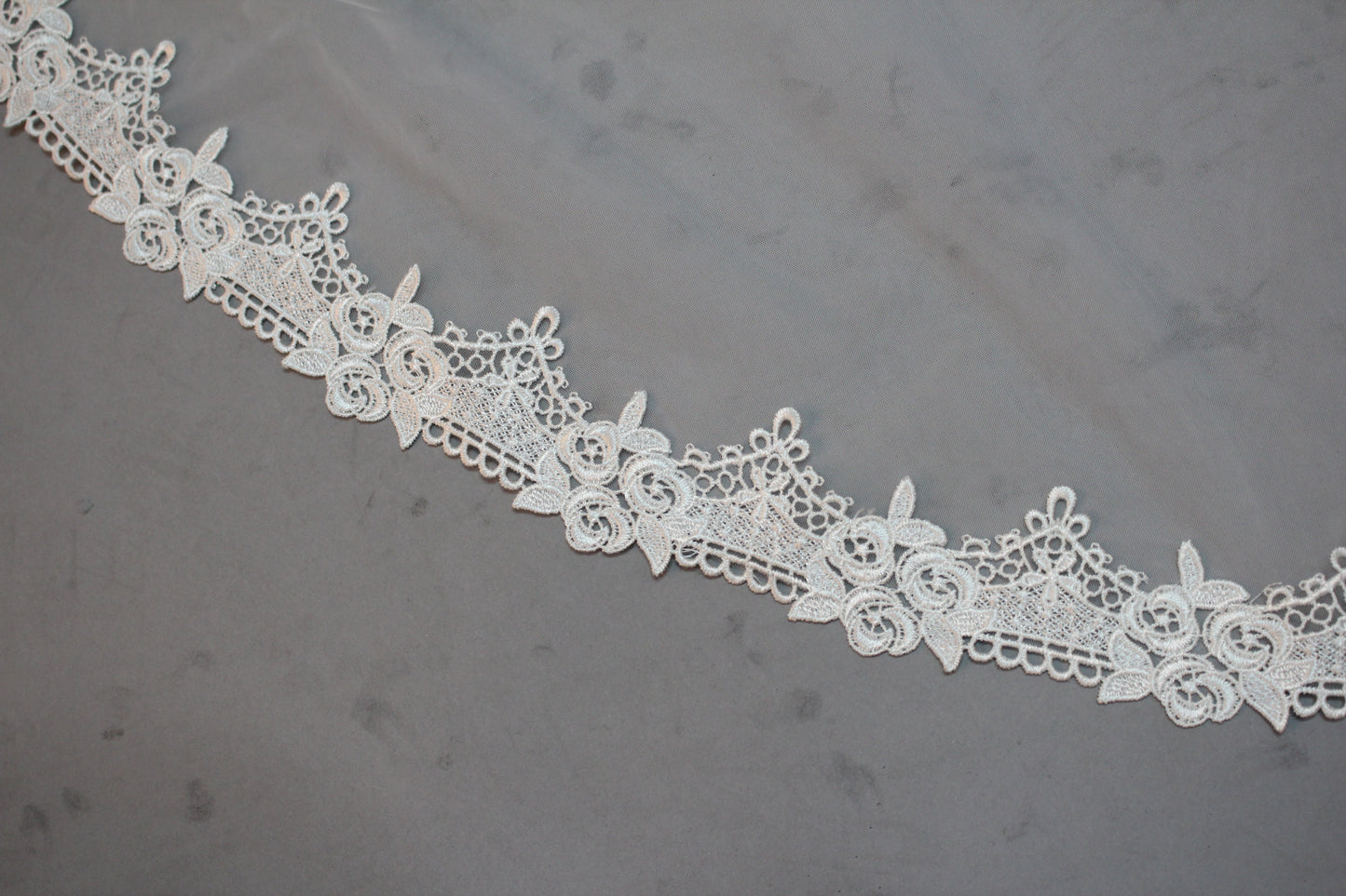 Graceful Lace Edge Veil - Exquisite Elegance for Your Wedding T025