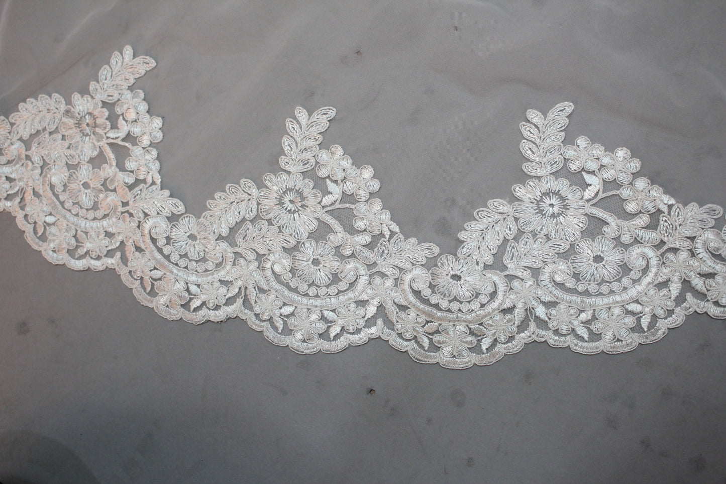 Graceful Lace Edge Veil - Exquisite Elegance for Your Wedding T026