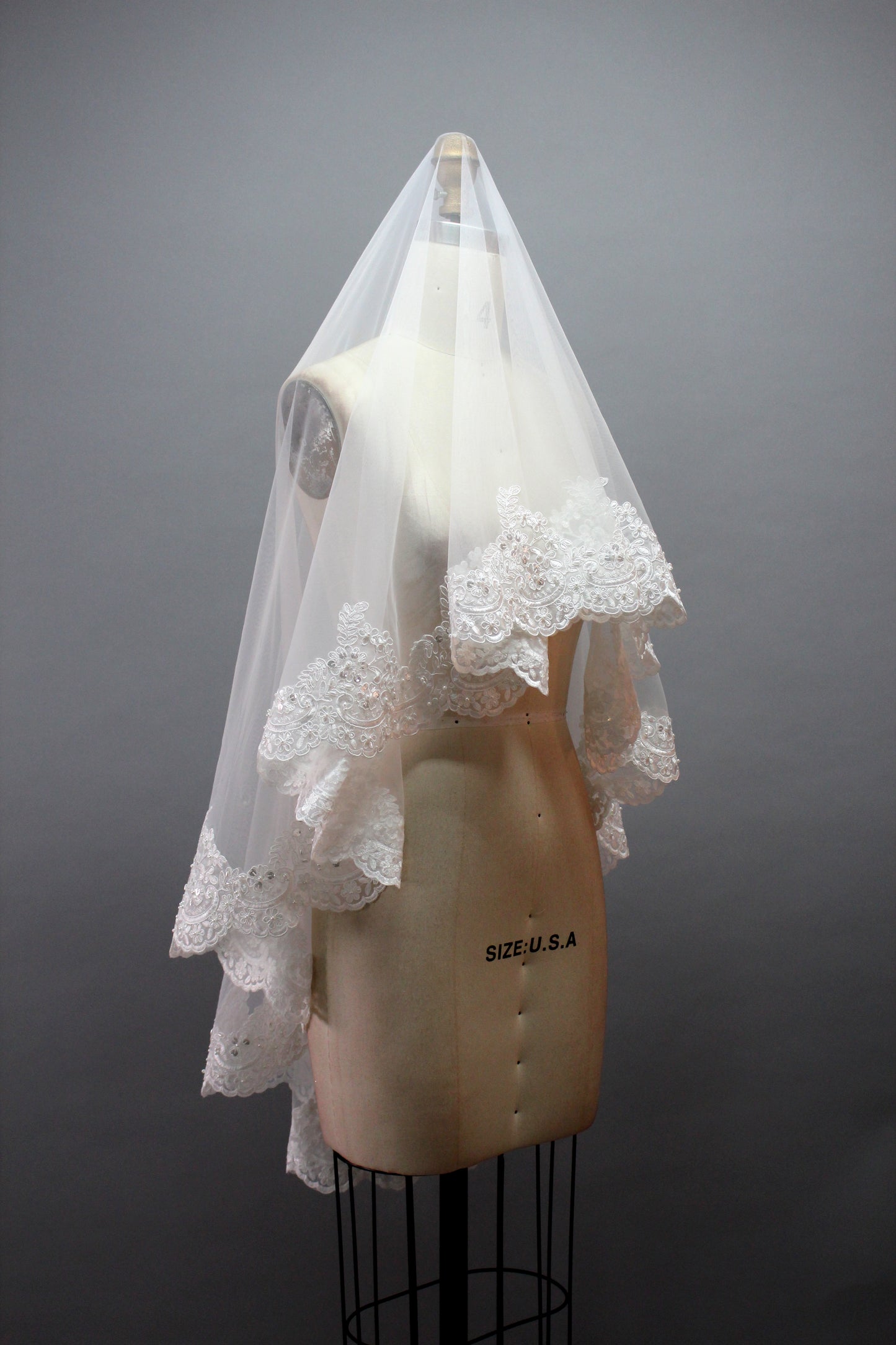 Delicate Lace Veil - Enhance Your Bridal Beauty T018