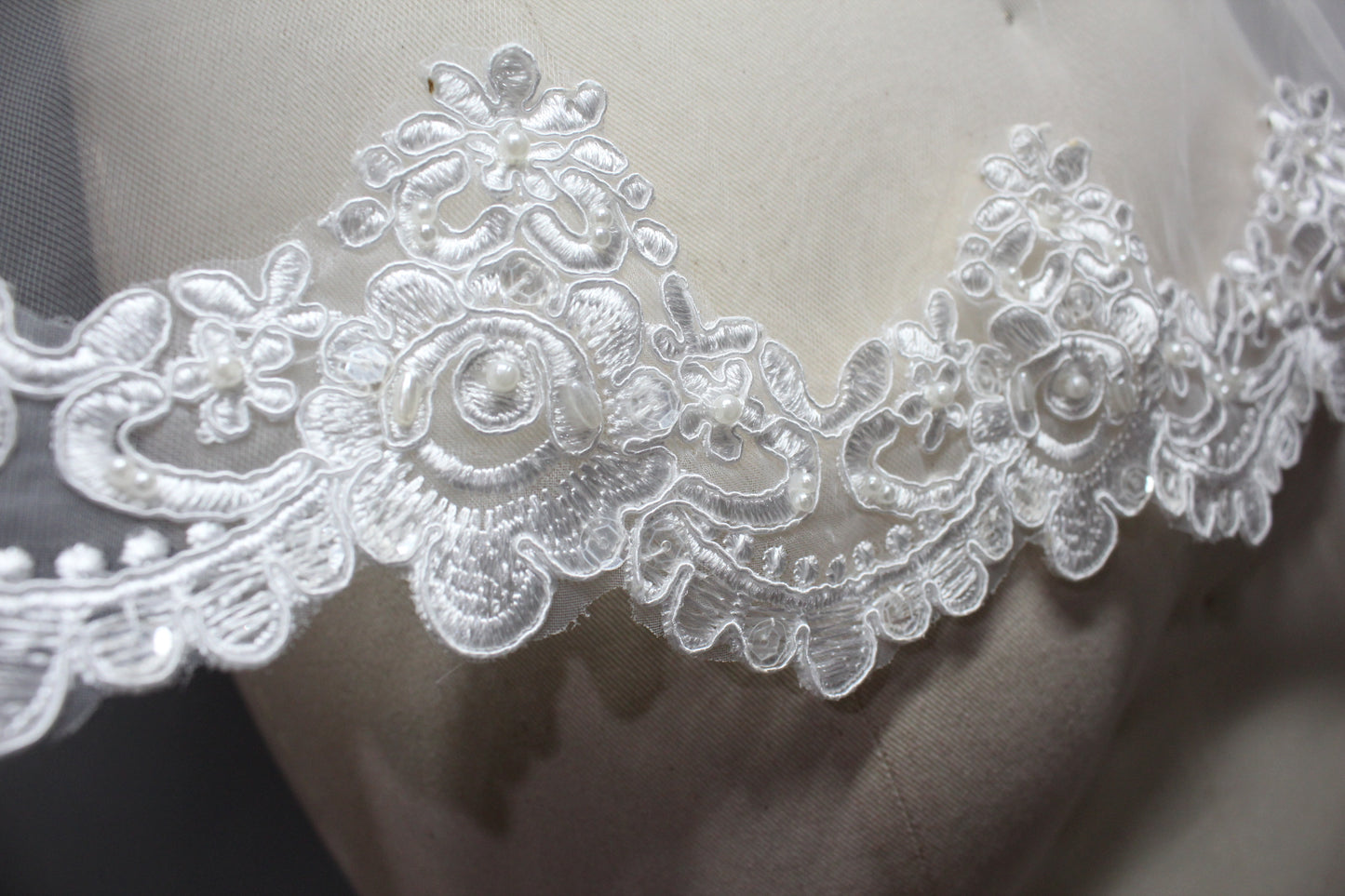 Graceful Lace Edge Veil - Exquisite Elegance for Your Wedding T041