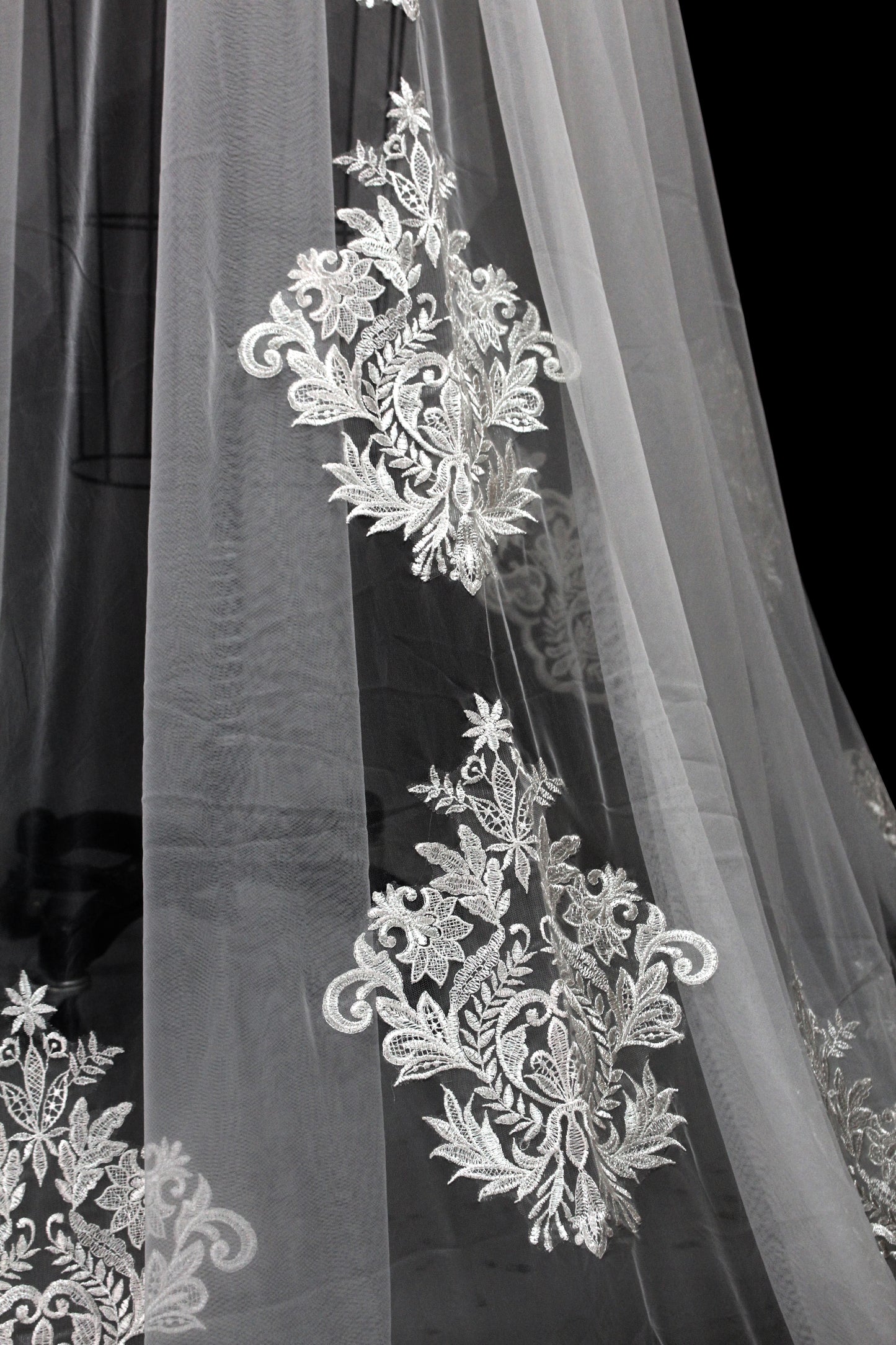 Delicate Lace Veil - Enhance Your Bridal Beauty T051