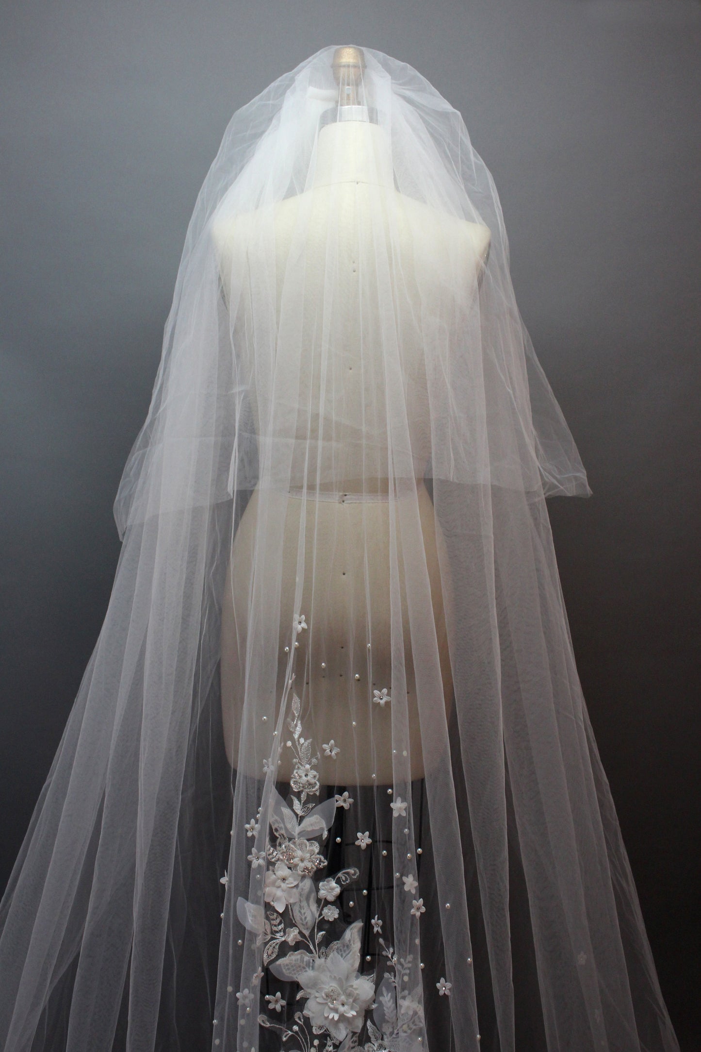 Enchanting Lace Veil - Adding Romance and Elegance to Your Wedding T046