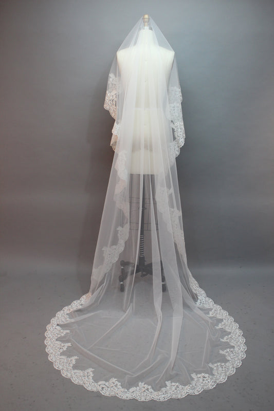 Graceful Lace Edge Veil - Exquisite Elegance for Your Wedding T026