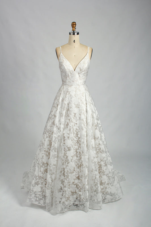 Exquisite Plus Size Wedding Gown with Petal Details - A Dreamy Choice 32845