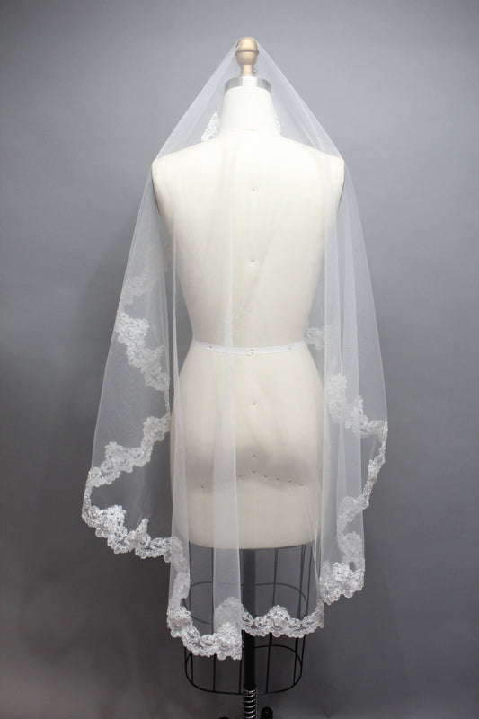 Graceful Lace Edge Veil - Exquisite Elegance for Your Wedding T041