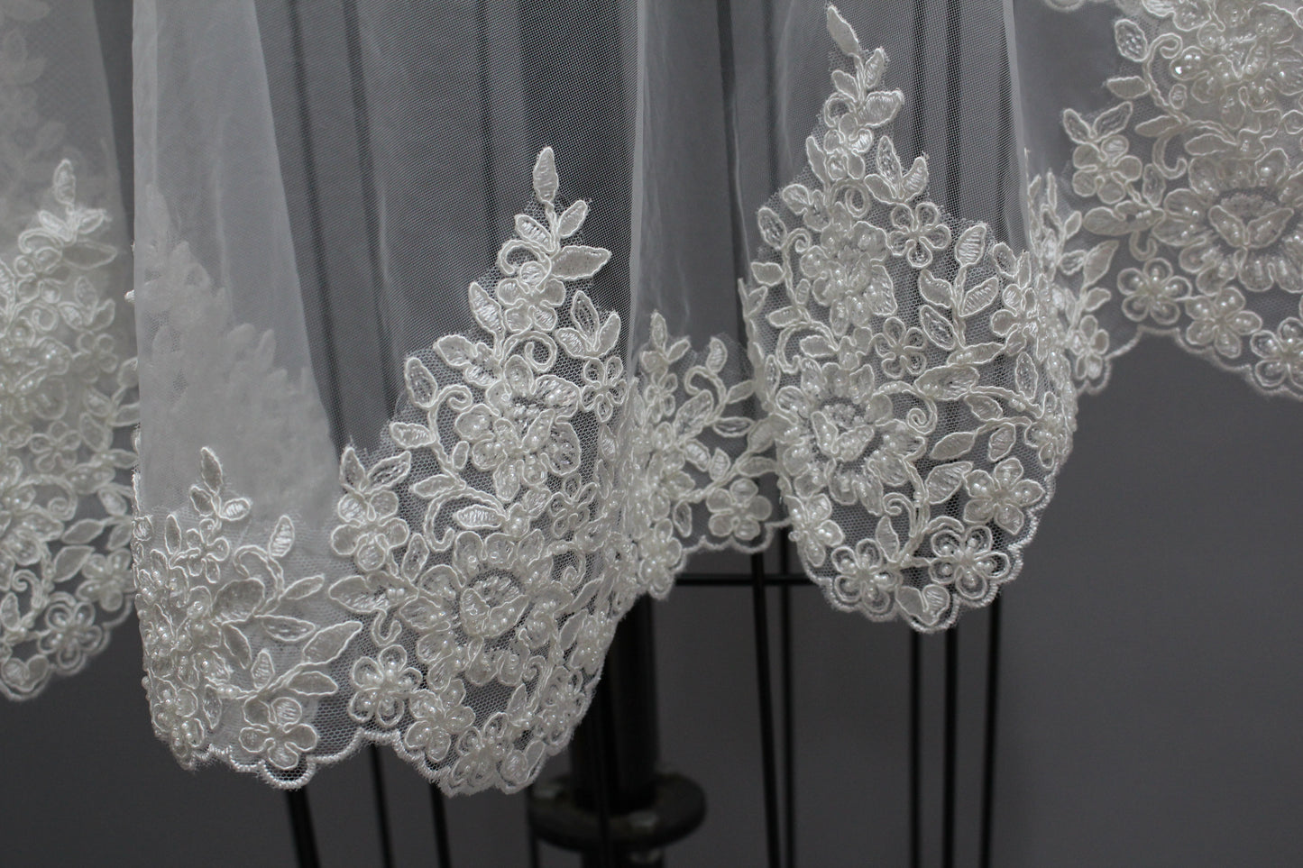 Delicate Lace Veil - Enhance Your Bridal Beauty T451