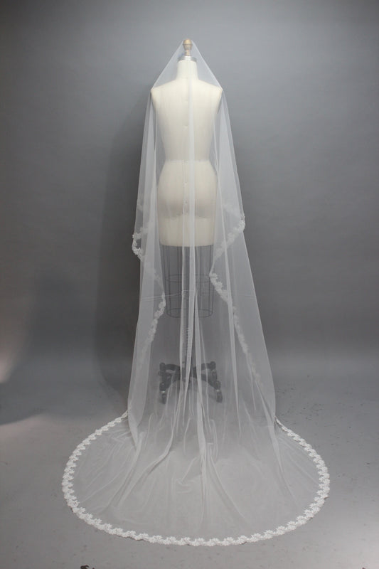 Delicate Lace Veil - Enhance Your Bridal Beauty T022