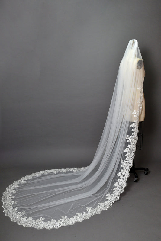 Delicate Lace Veil - Enhance Your Bridal Beauty T024