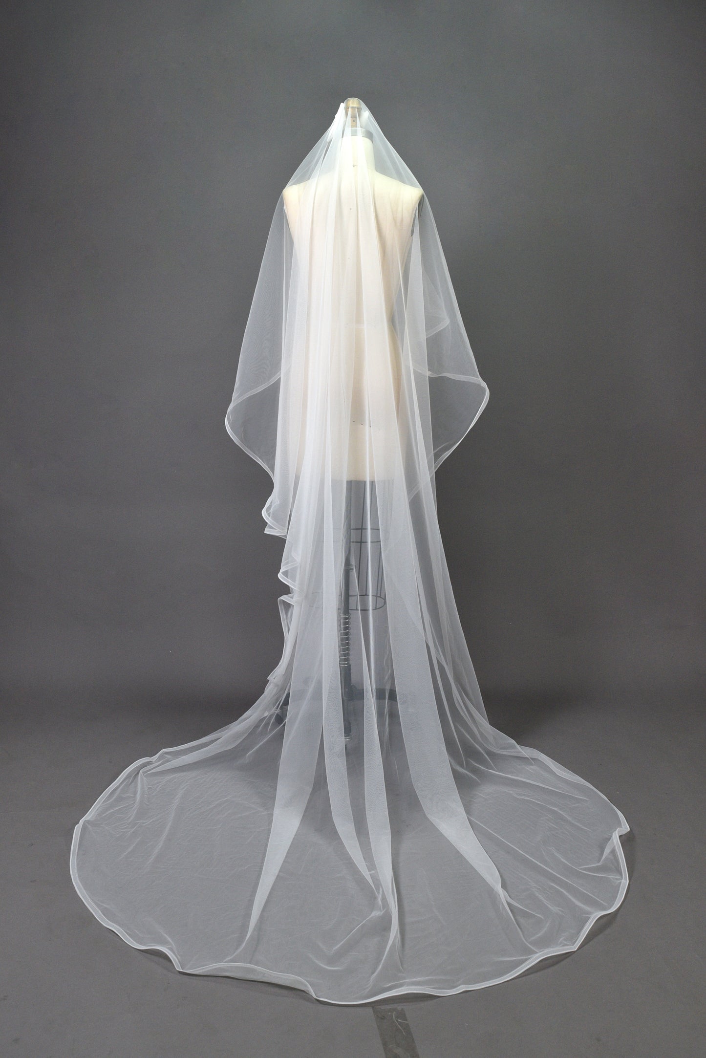 Elegant Simplicity - A Timeless Bridal Veil T027B